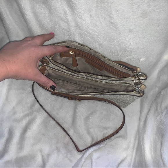 Michael Kors crossover purse - Picture 4 of 4